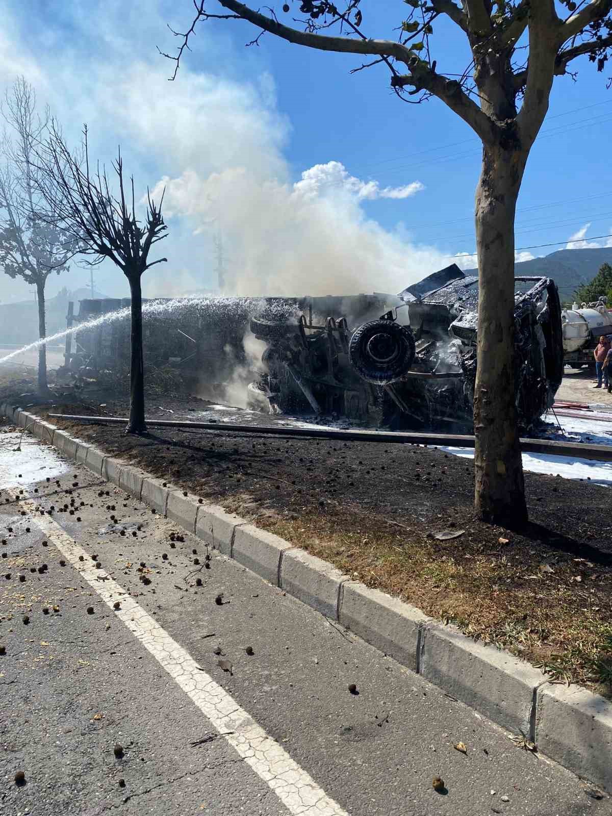 D-650’de korku dolu anlar: Atık kağıt yüklü tır alev topuna döndü
