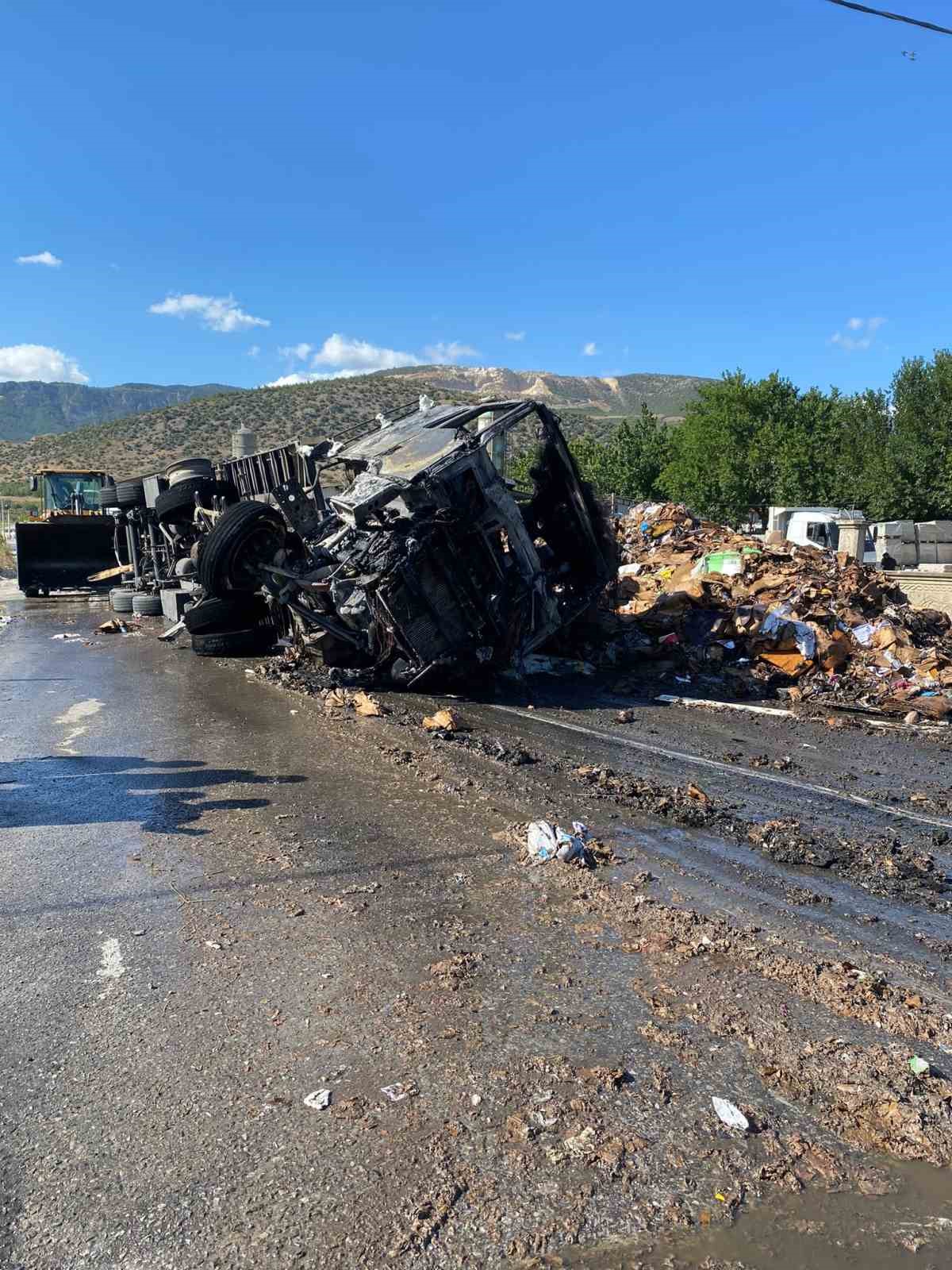 D-650’de korku dolu anlar: Atık kağıt yüklü tır alev topuna döndü
