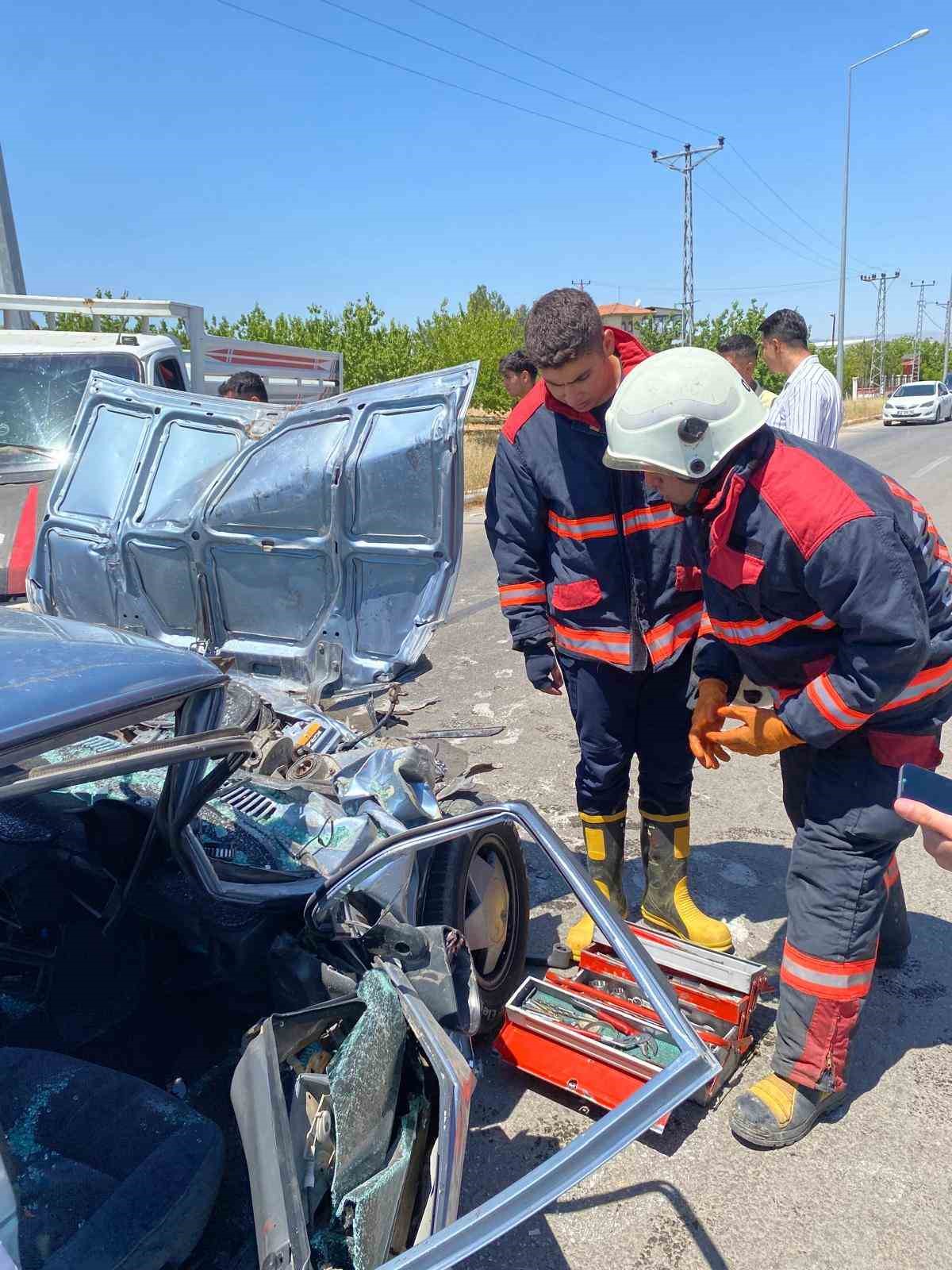 Kamyonet ile otomobil çarpıştı: 3 yaralı
