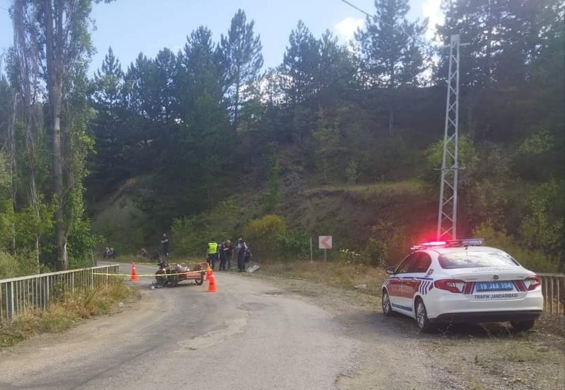 Motosiklet kamyona çarptı: 1 ölü, 1 yaralu
