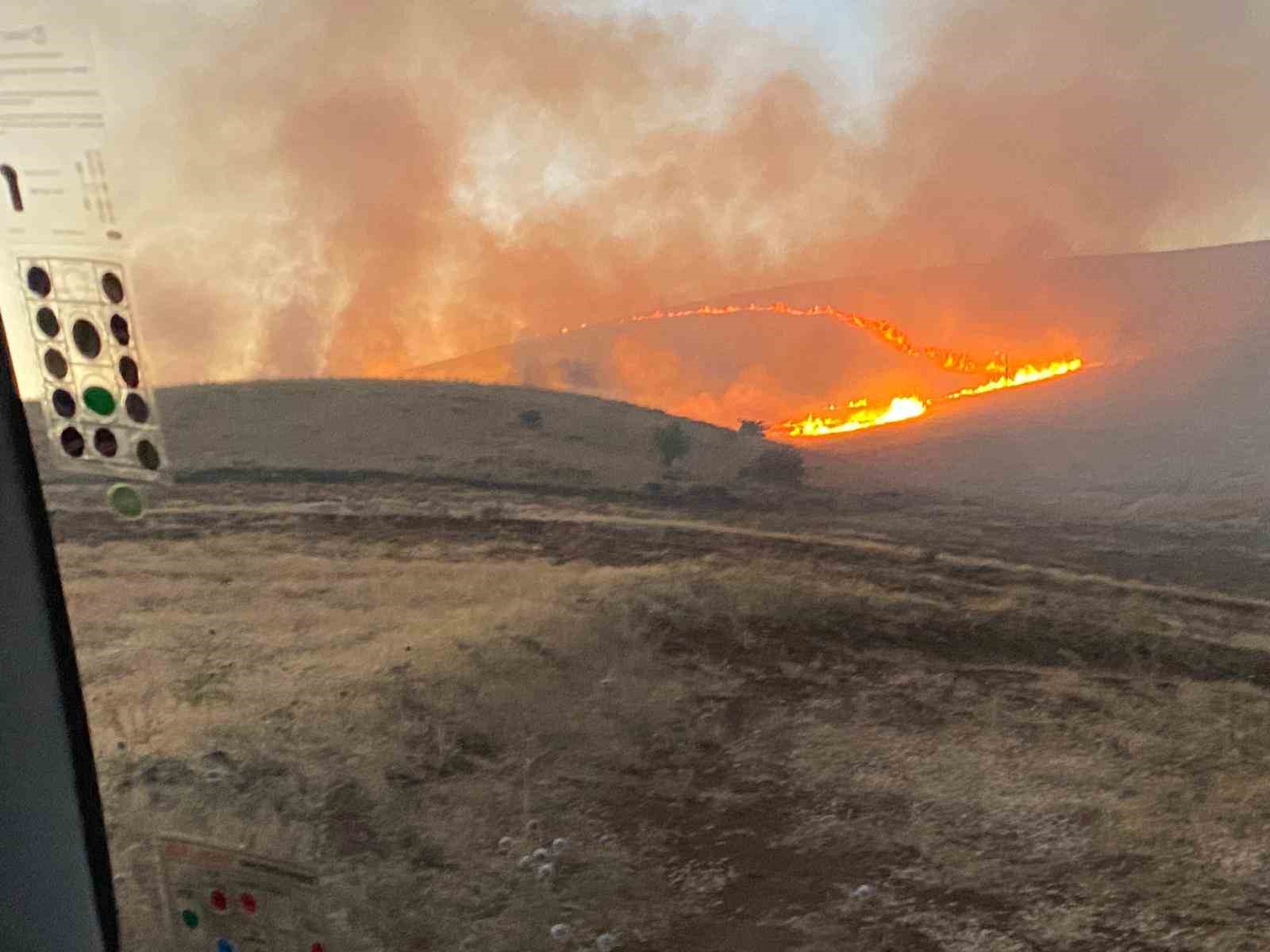 Malatya’da yüzlerce dönüm alanda anız yangını
