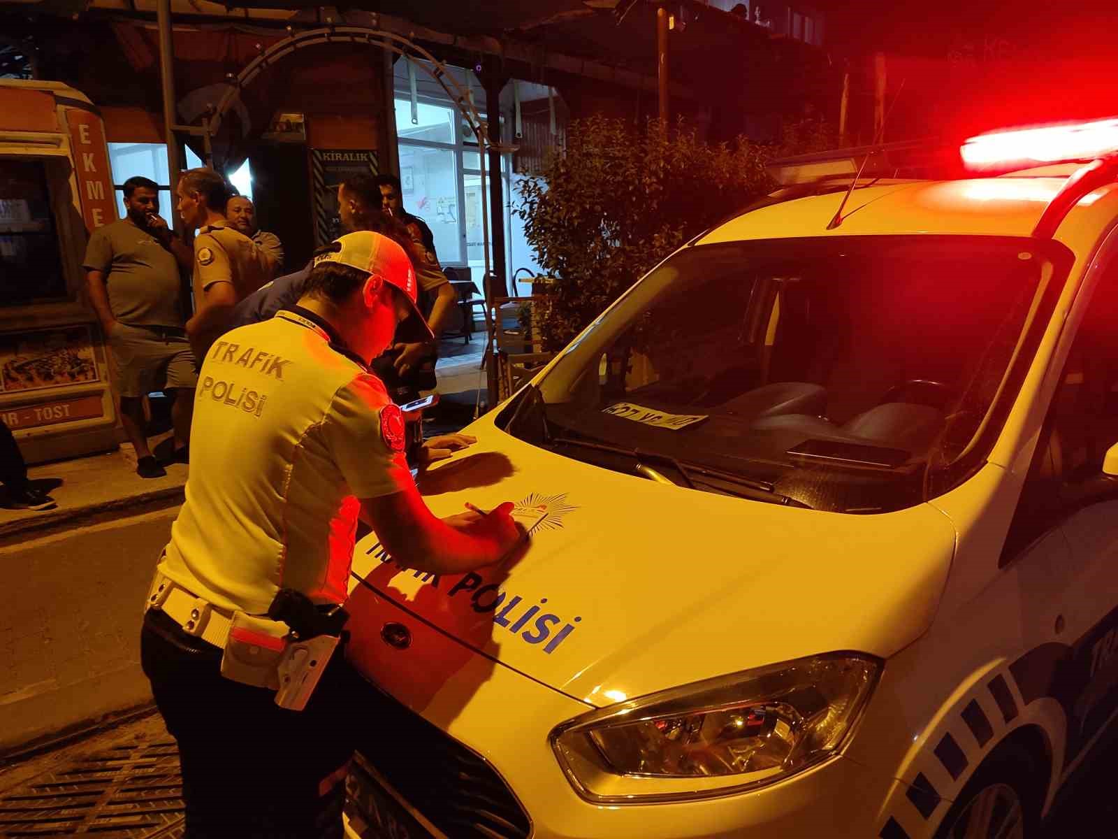 Keşan’da hafif ticari aracın çarpıp kaçtığı otomobildeki 1 kişi yaralandı
