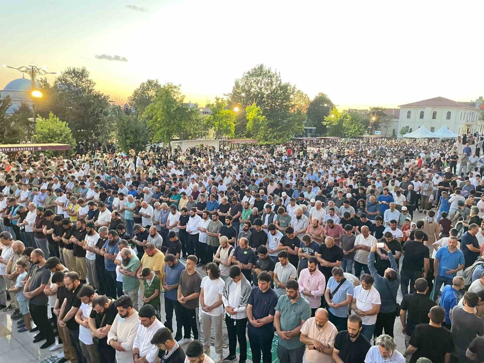 Haniye’ye düzenlenen suikast yürüyüşle protesto edildi
