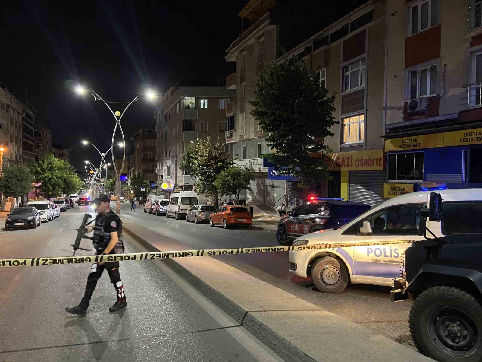 Sultangazi’de olaylı gece: Kuaföre silah ve patlayıcı maddeyle saldırdılar
