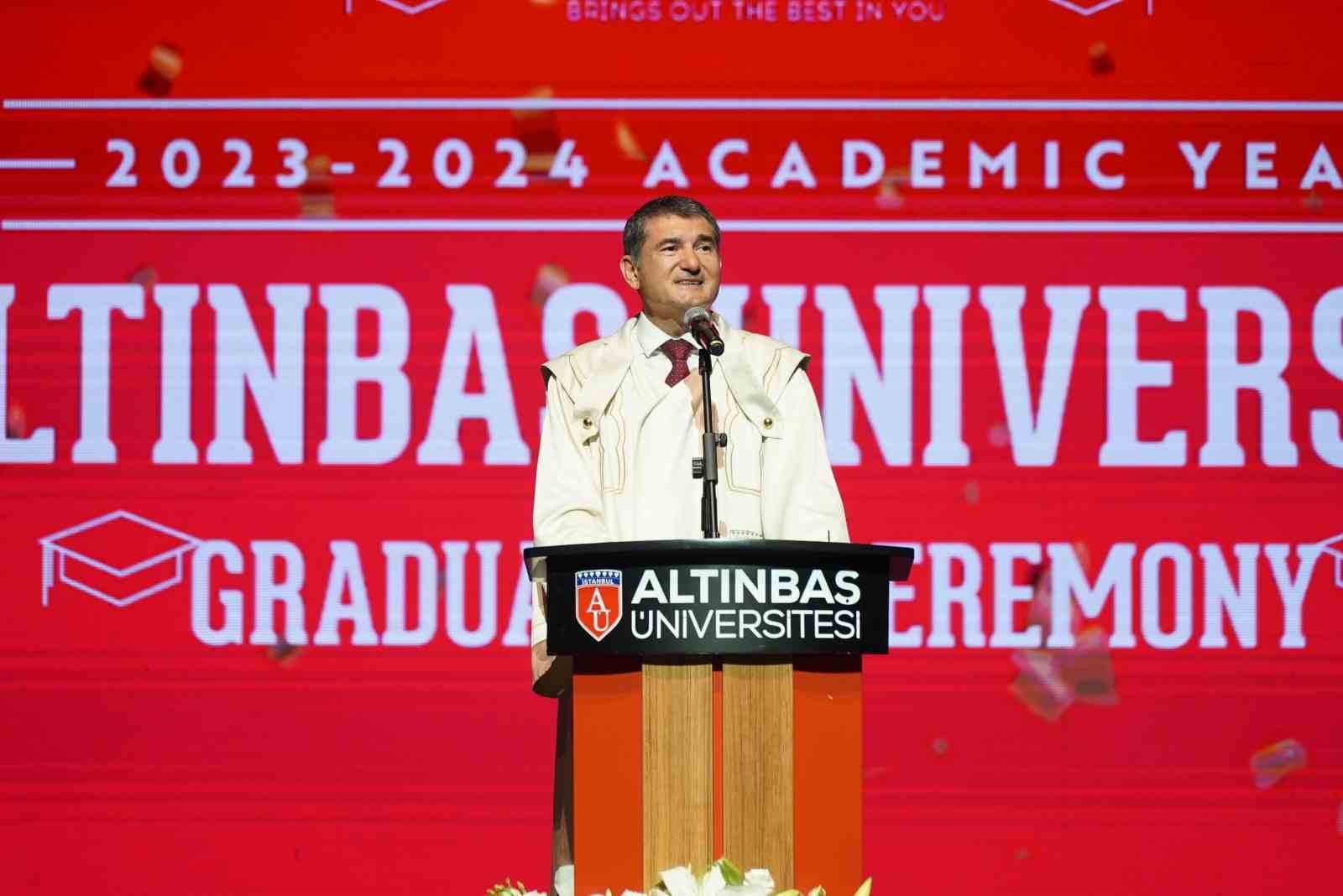 Altınbaş Üniversitesi 2023-2024 mezunlarını büyük bir coşku ile uğurladı
