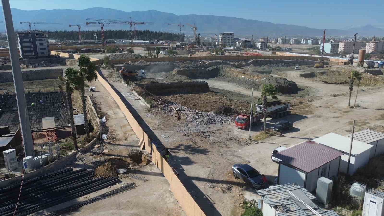 Depremin yok ettiği kent merkezinde inşaatlar gece gündüz demeden devam ediyor
