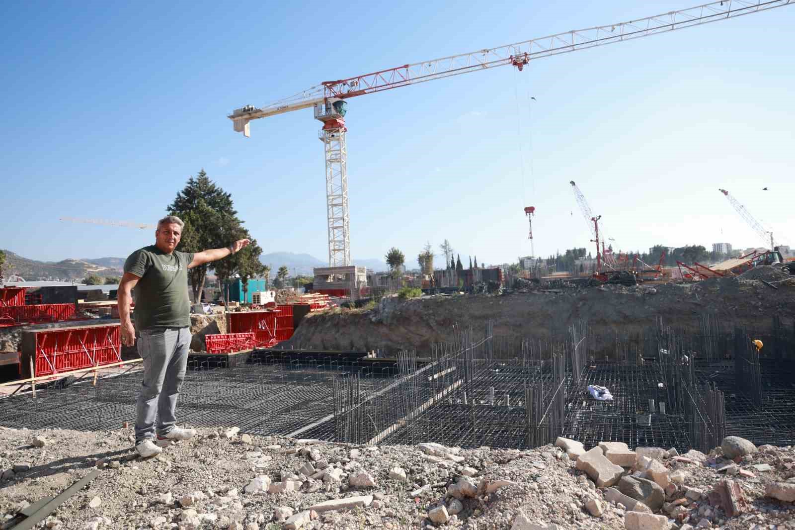 Depremin yok ettiği kent merkezinde inşaatlar gece gündüz demeden devam ediyor
