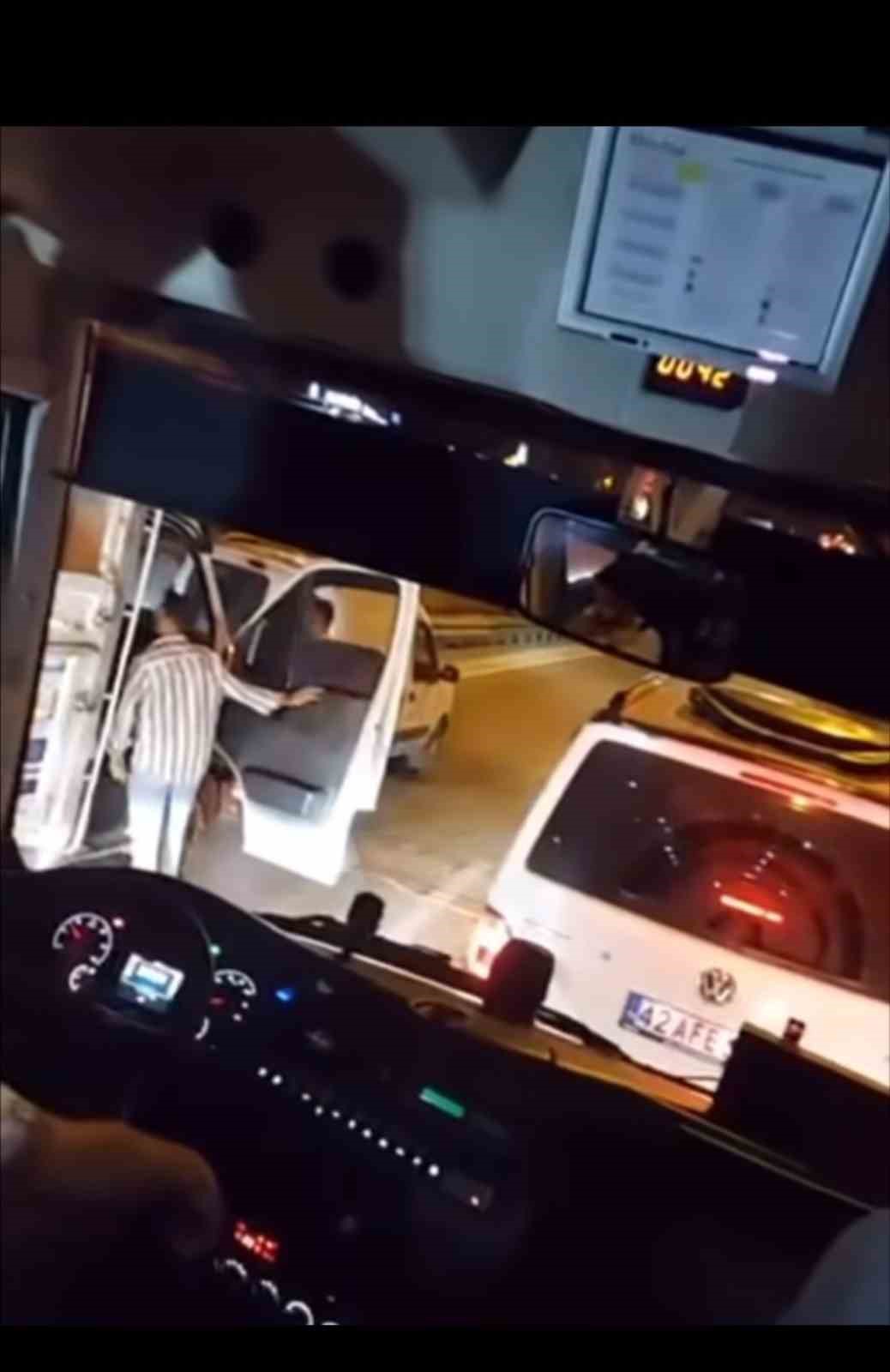 Bursa’da garip kavga...Boş olan trafikte yol için kavga ettiler
