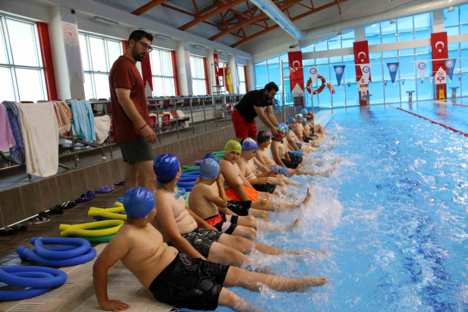 Gümüşhaneli çocuklar yaz tatilinde hem Kur’an okumayı hem yüzme öğreniyor
