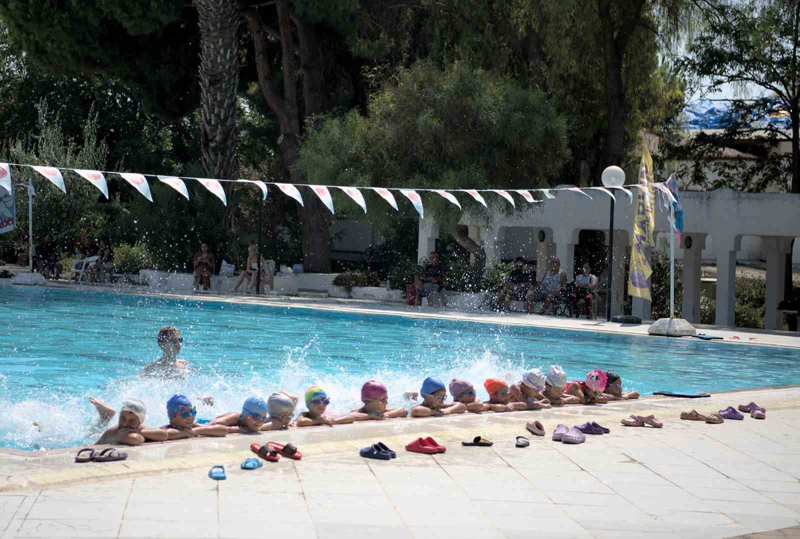 Kuşadası’nda çocuklar yazın keyfini yüzme eğitimiyle çıkarıyor
