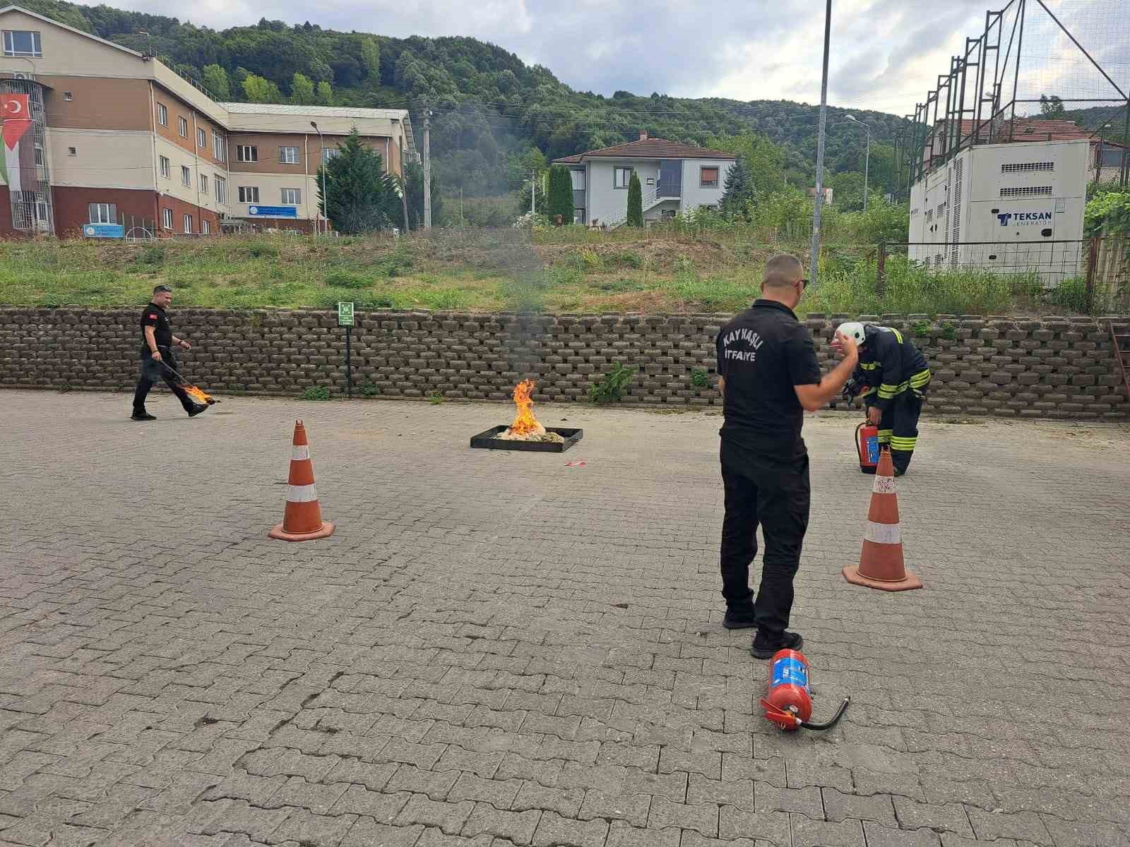 Sağlıkçılar yangına yangın tüpü ile müdahale etti
