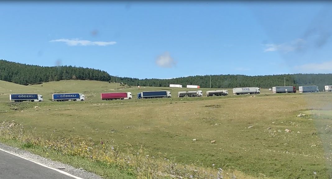 Ardahan-Posof karayolunda TIR devrildi, yol ulaşıma kapandı
