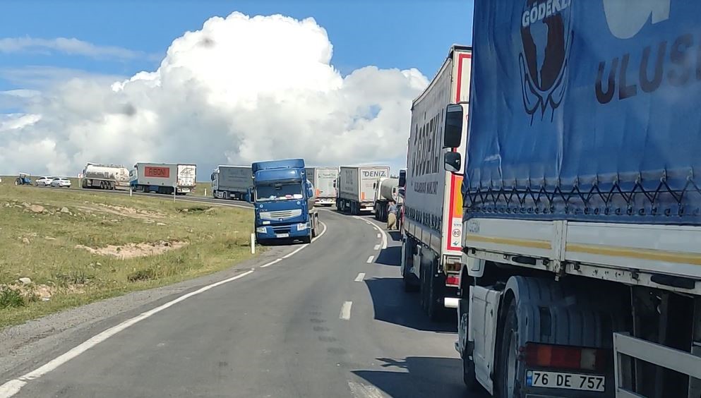 Ardahan-Posof karayolunda TIR devrildi, yol ulaşıma kapandı
