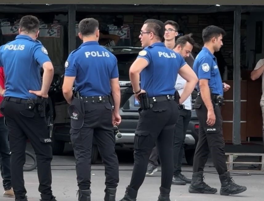 Sarıyer’de ruhsat kavgasında polisin silah doğrulttuğu şahsa halası siper oldu: O anlar kamerada
