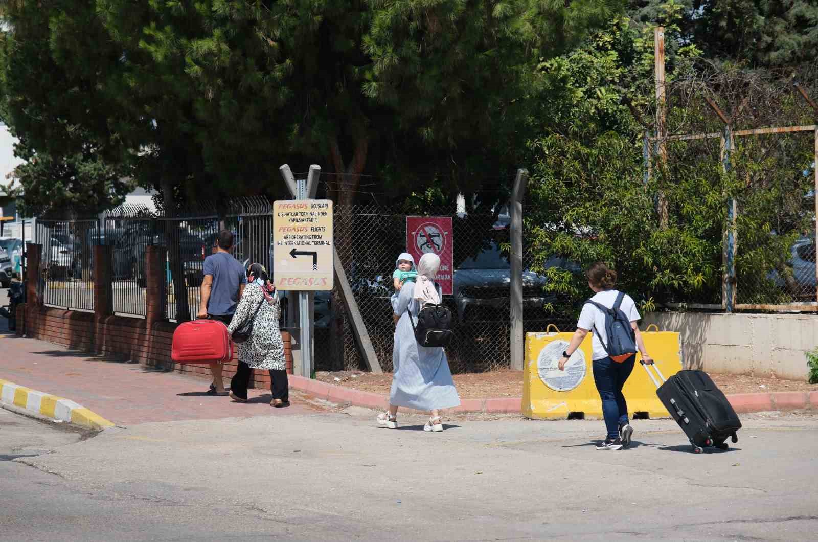 Adana’da vatandaşlar havalimanının yolcu uçuşuna kapatılmasını istemiyor
