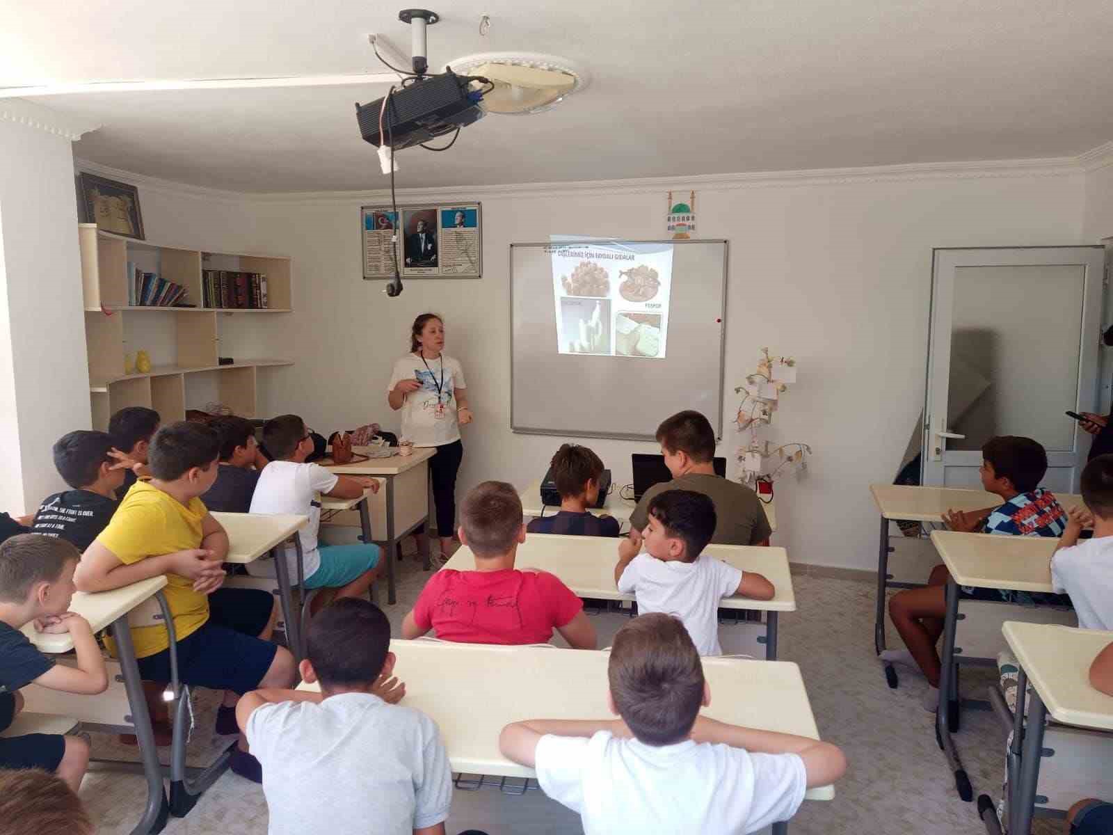 Kur’an-ı Kerim kursunda öğrencilere ağız ve diş sağlığı eğitimi
