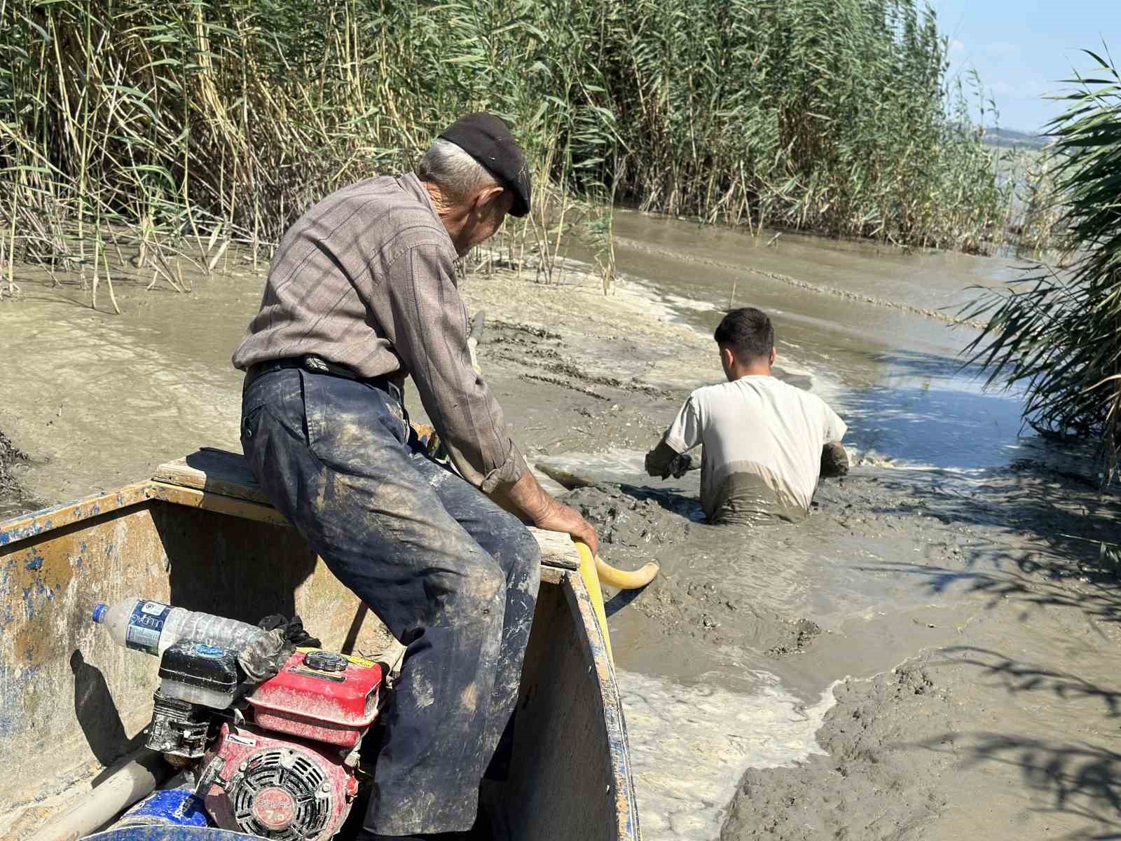 Bir damla su için boğazlarına kadar çamura giriyorlar
