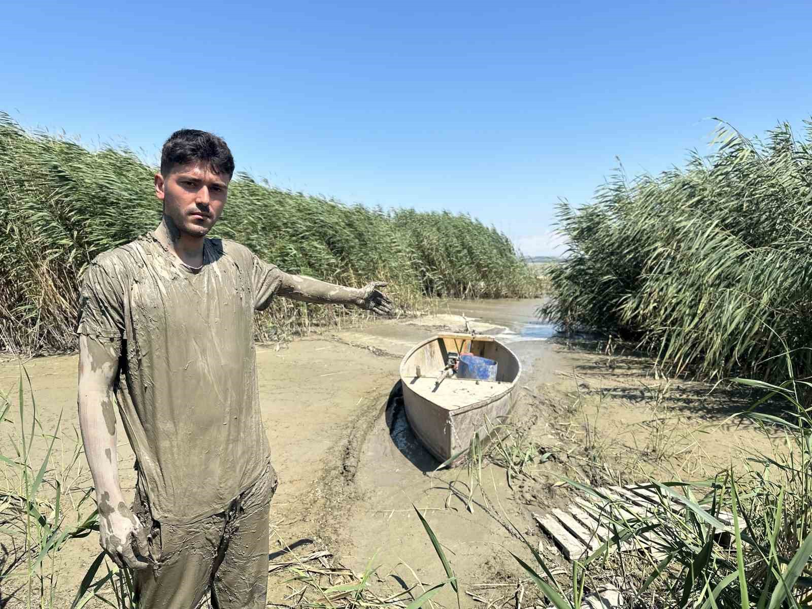 Bir damla su için boğazlarına kadar çamura giriyorlar
