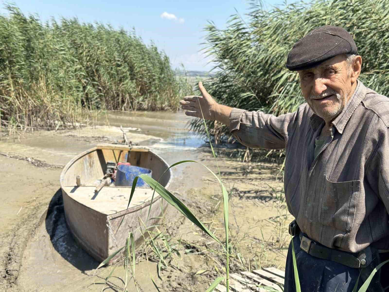 Bir damla su için boğazlarına kadar çamura giriyorlar
