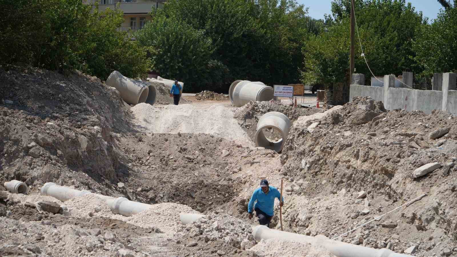 Depremde hasar gören alt yapı hızla onarılıyor
