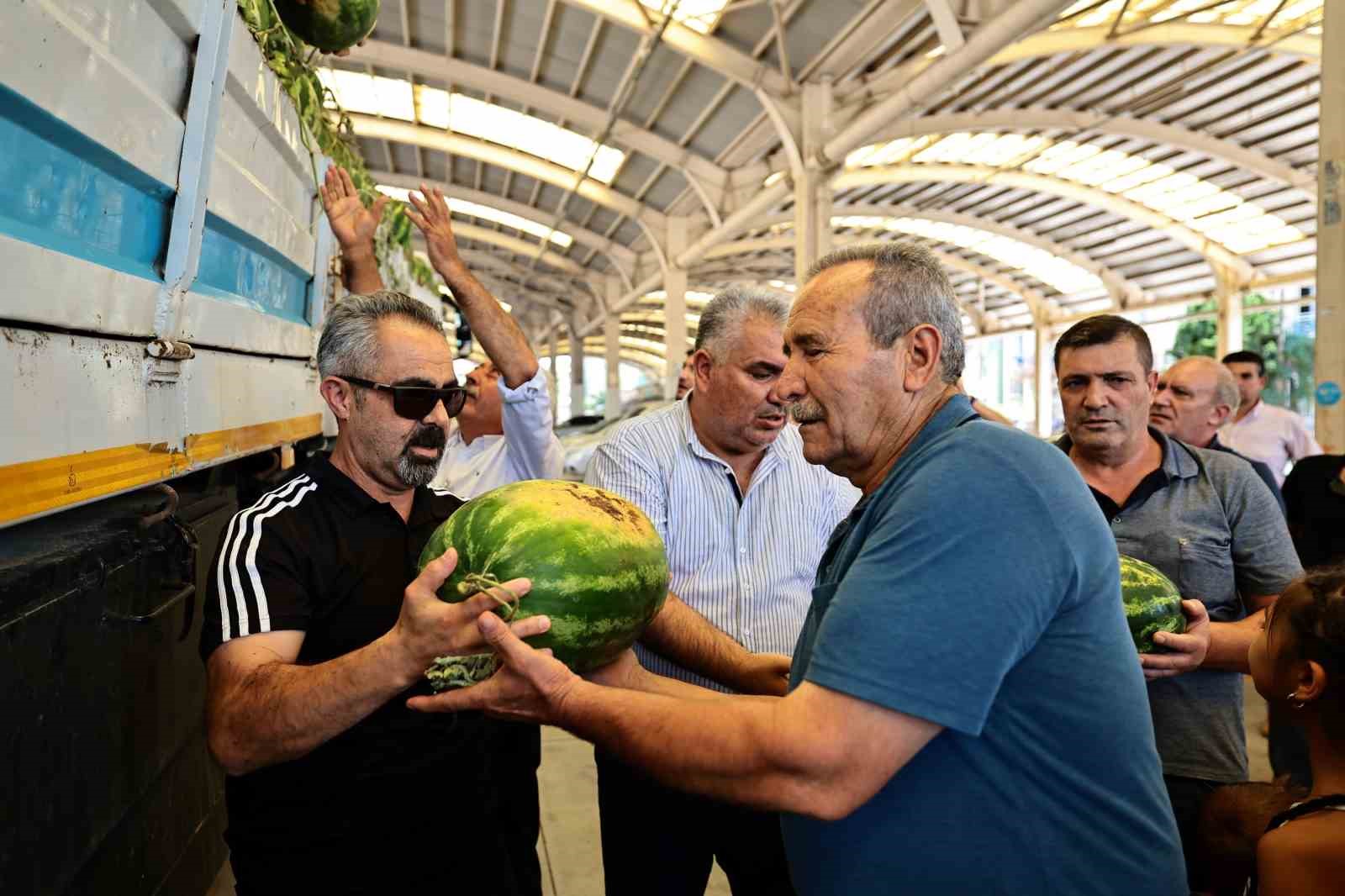 Denizli Büyükşehir tarlada kalan karpuzları halka dağıttı
