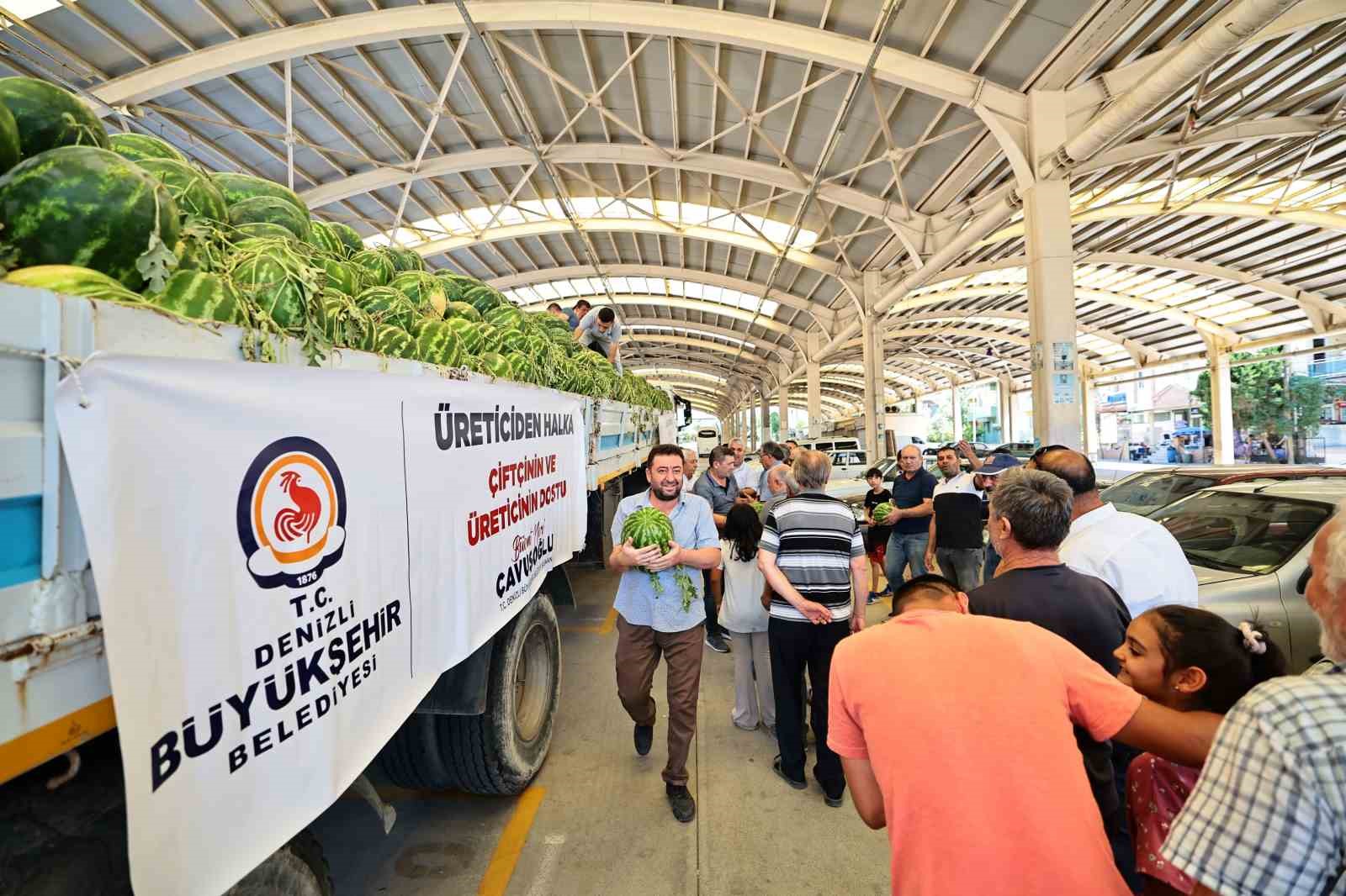 Denizli Büyükşehir tarlada kalan karpuzları halka dağıttı
