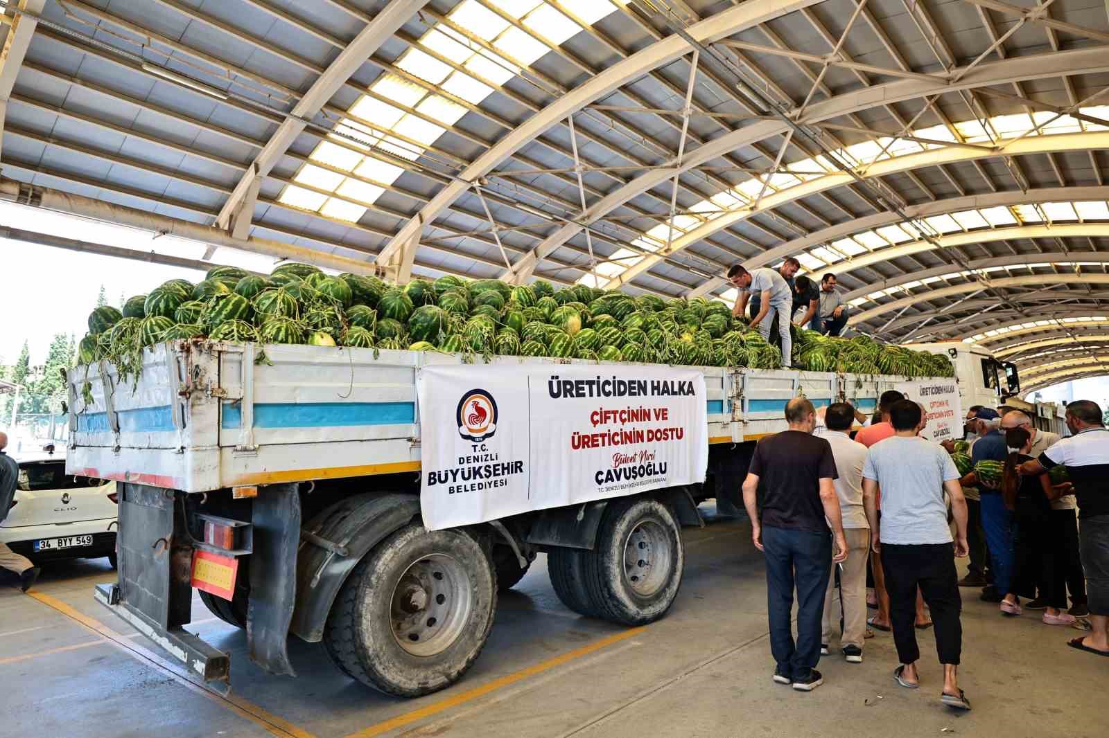 Denizli Büyükşehir tarlada kalan karpuzları halka dağıttı
