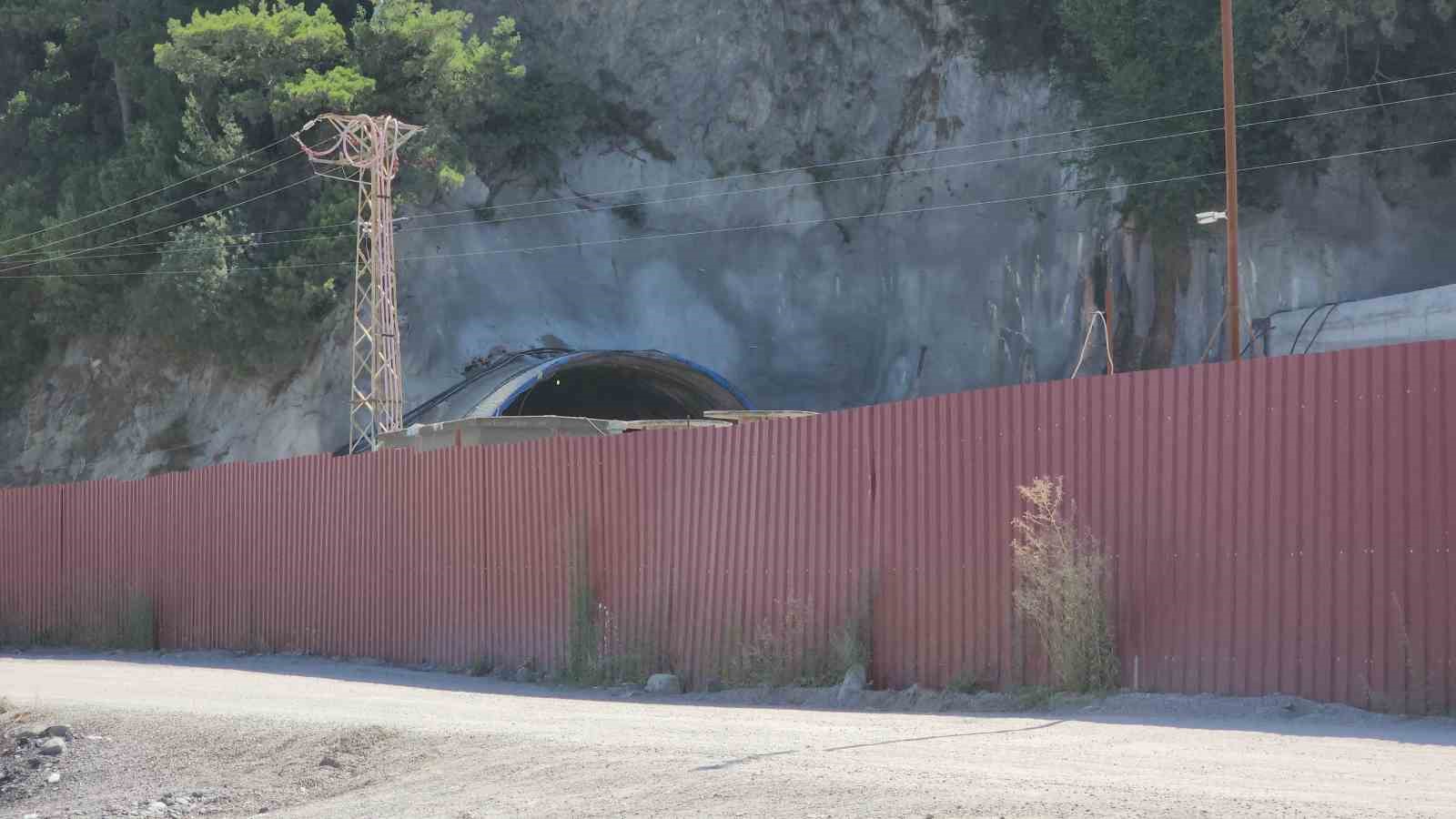 Milyonluk yatırım yapılan limanda balıkçı tekneleri karaya oturma tehlikesi yaşıyor
