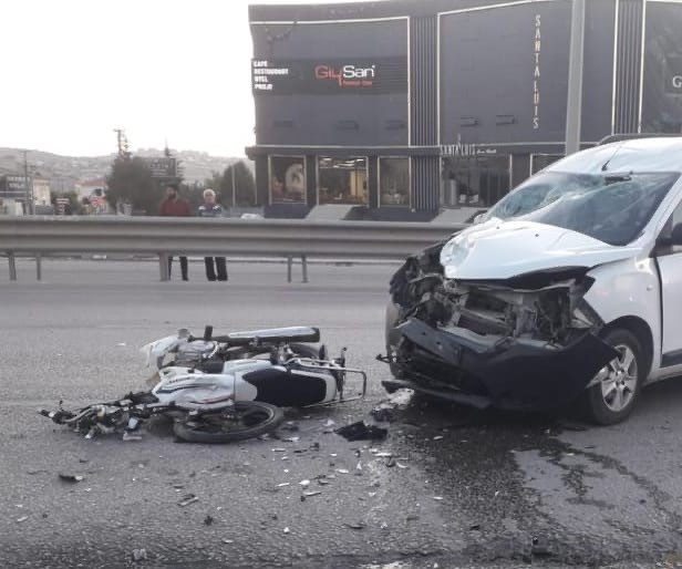 Bursa’da motosiklet ile hafif ticari araç kafa kafaya çarpıştı: 1’i ağır 2 yaralı
