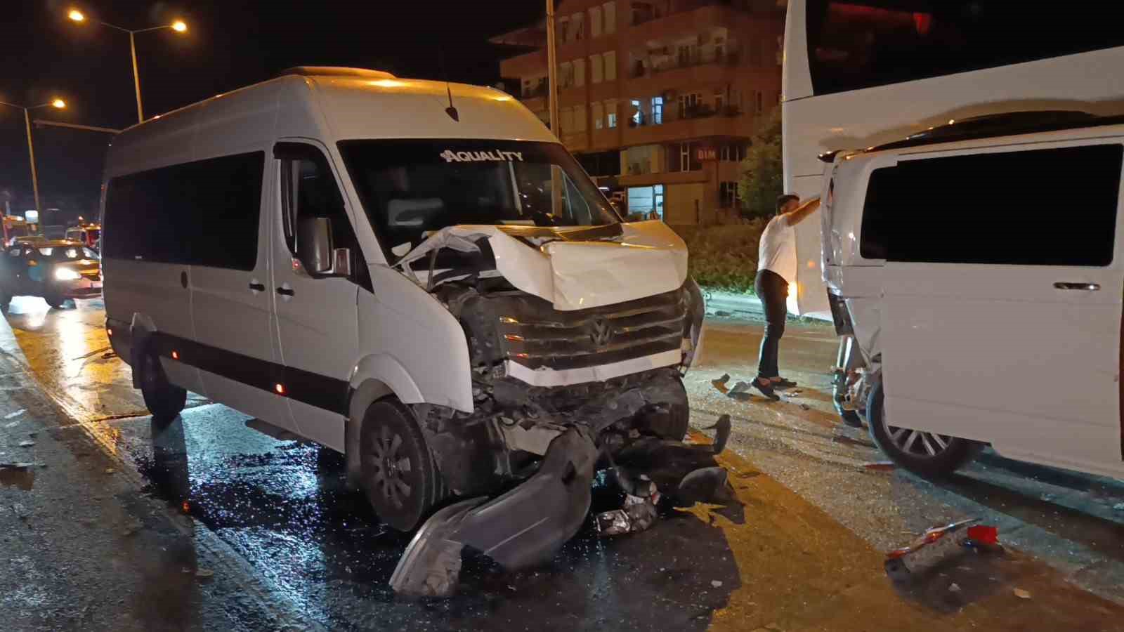 Tur minibüslerinin kazasında 4 araç hasar gördü, turistler büyük korku yaşadı
