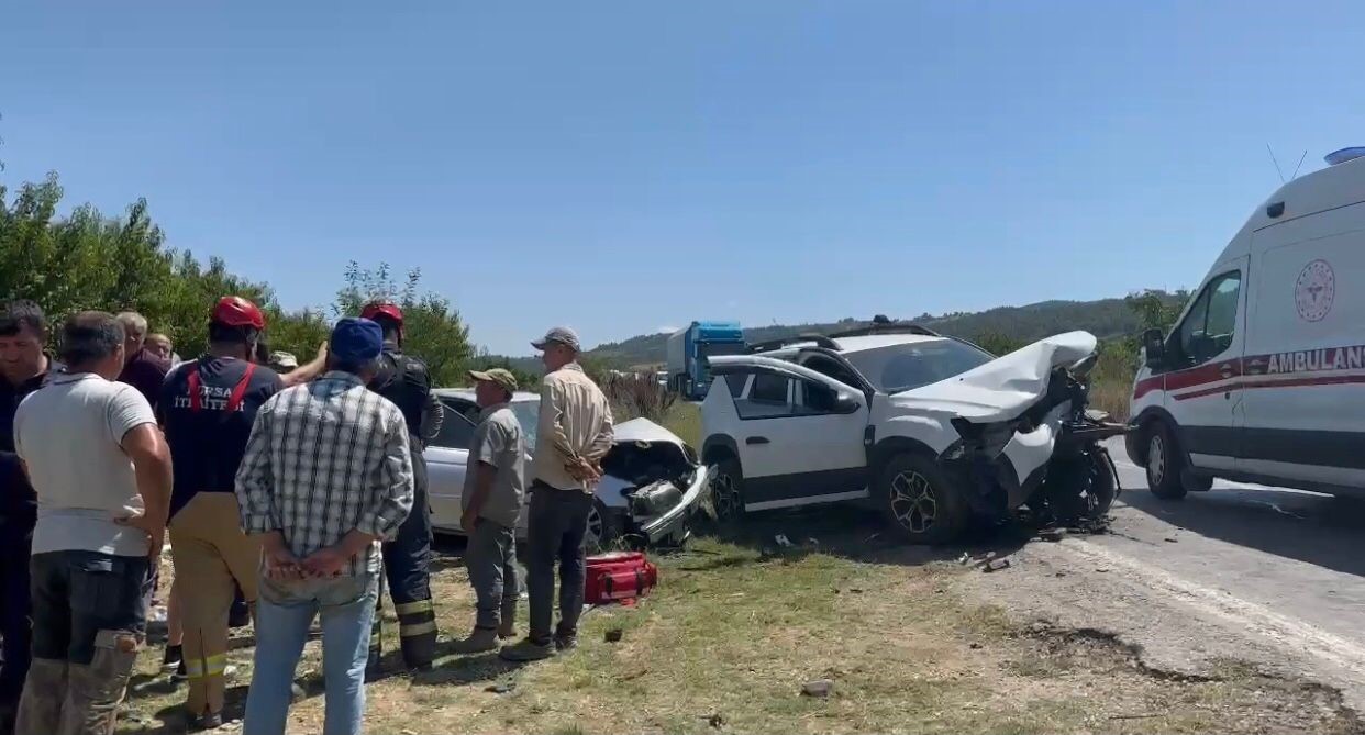 Bursa’da iki otomobil kafa kafaya çarpıştı: 5 yaralı
