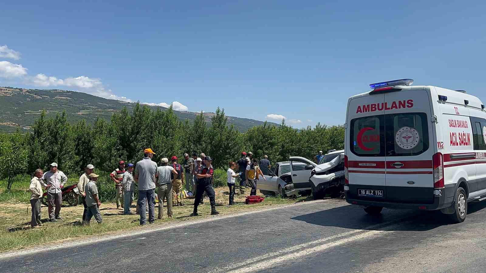 Bursa’da iki otomobil kafa kafaya çarpıştı: 5 yaralı
