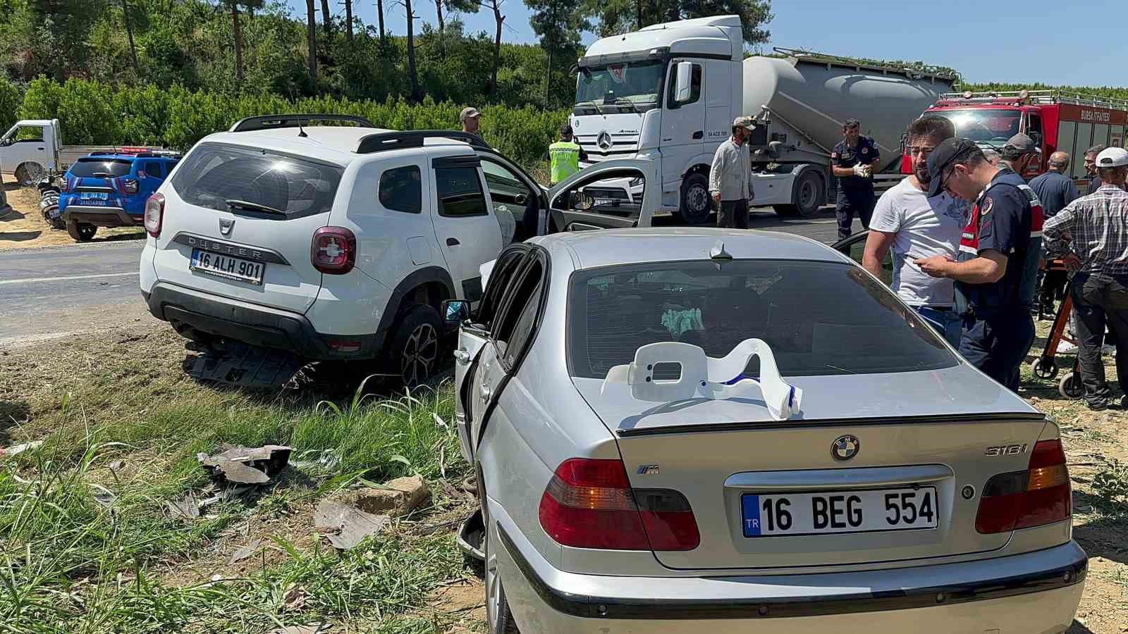 Bursa’da iki otomobil kafa kafaya çarpıştı: 5 yaralı
