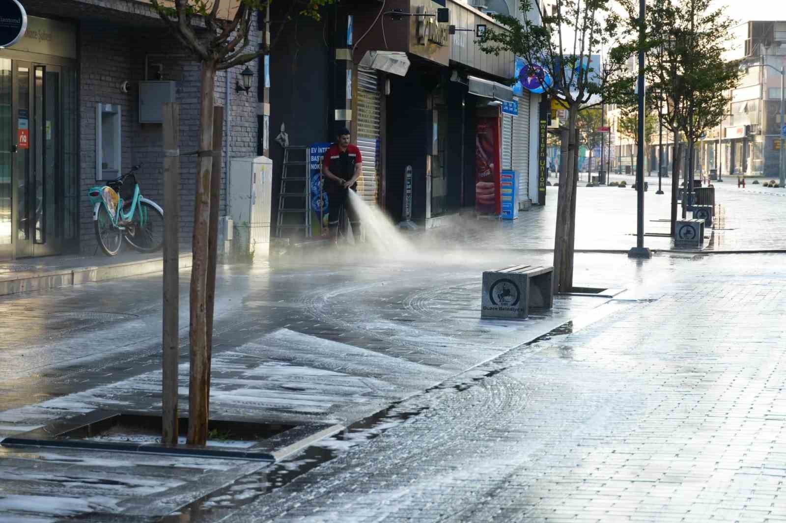 Düzce sokakları deterjanla yıkandı
