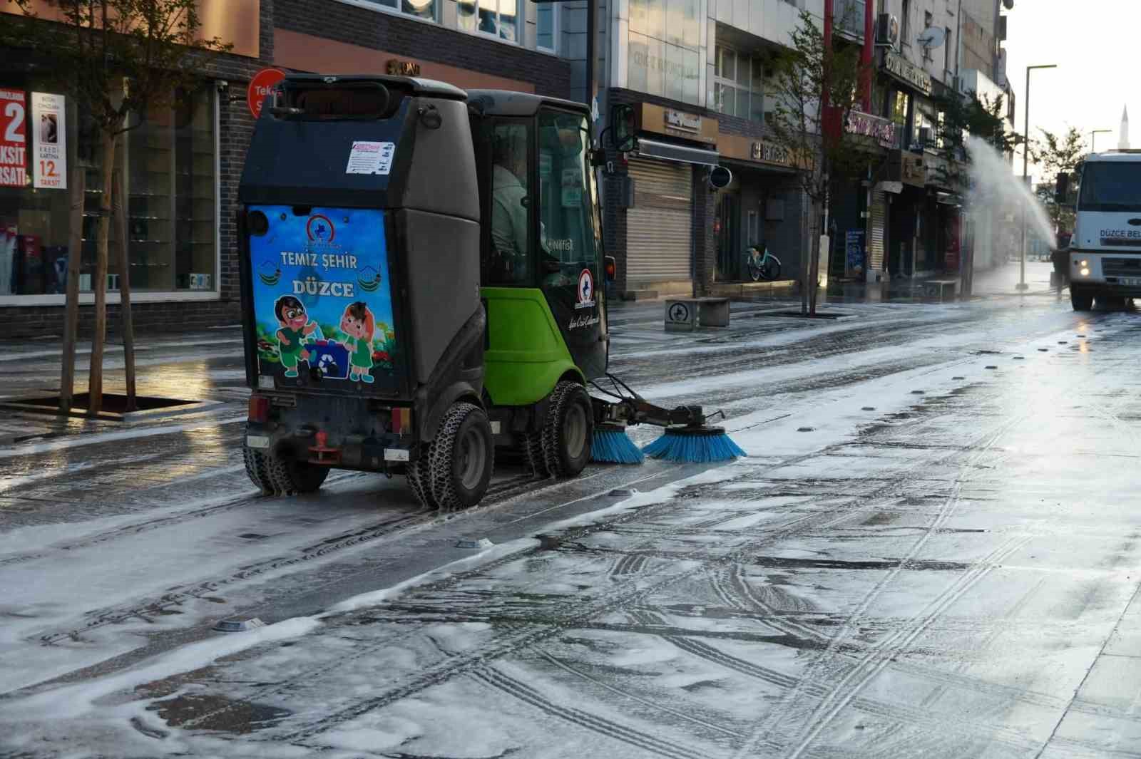 Düzce sokakları deterjanla yıkandı
