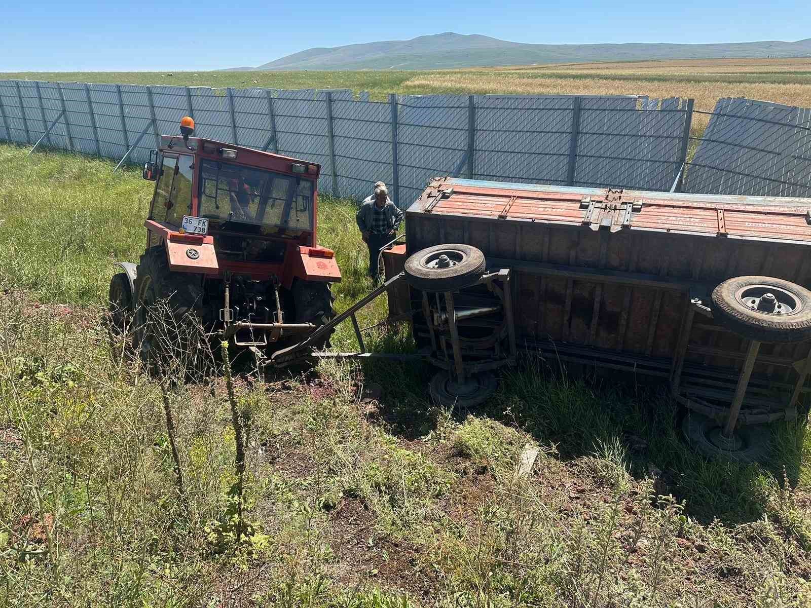 Kars’ta traktör römorku devrildi: 1 yaralı
