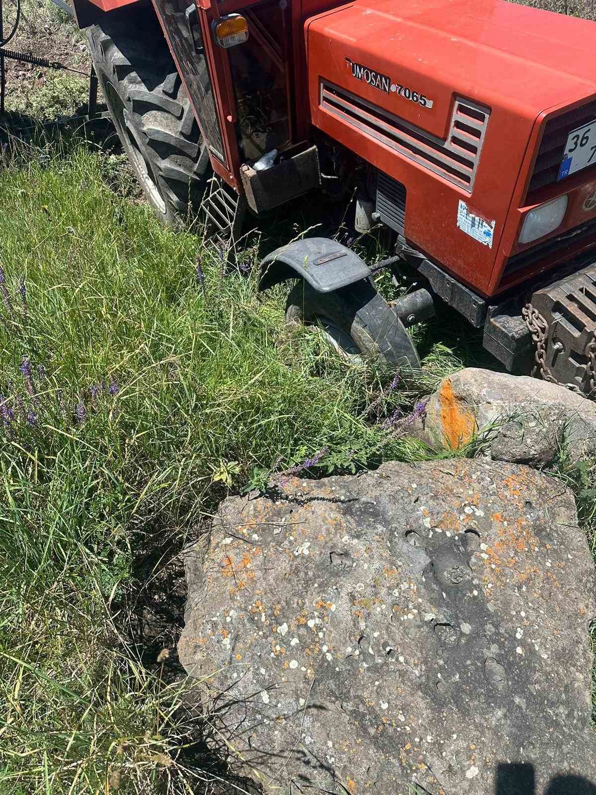 Kars’ta traktör römorku devrildi: 1 yaralı
