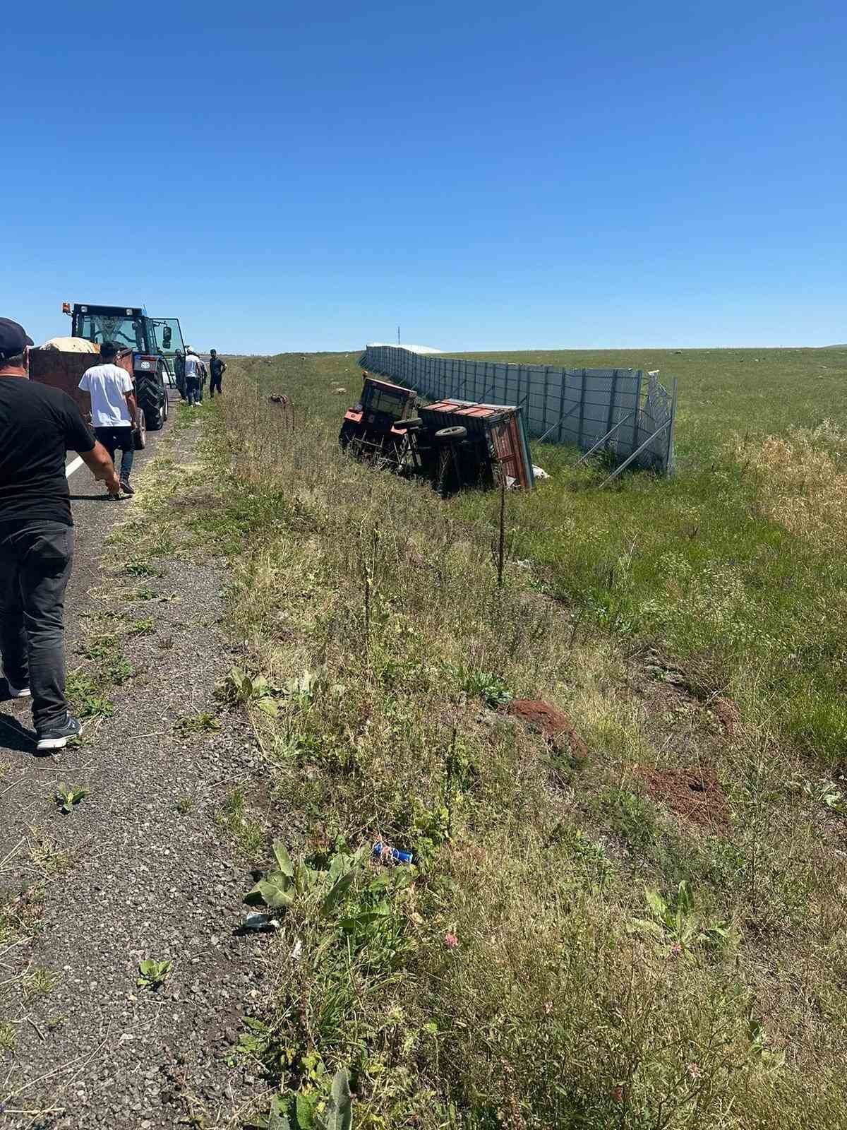 Kars’ta traktör römorku devrildi: 1 yaralı
