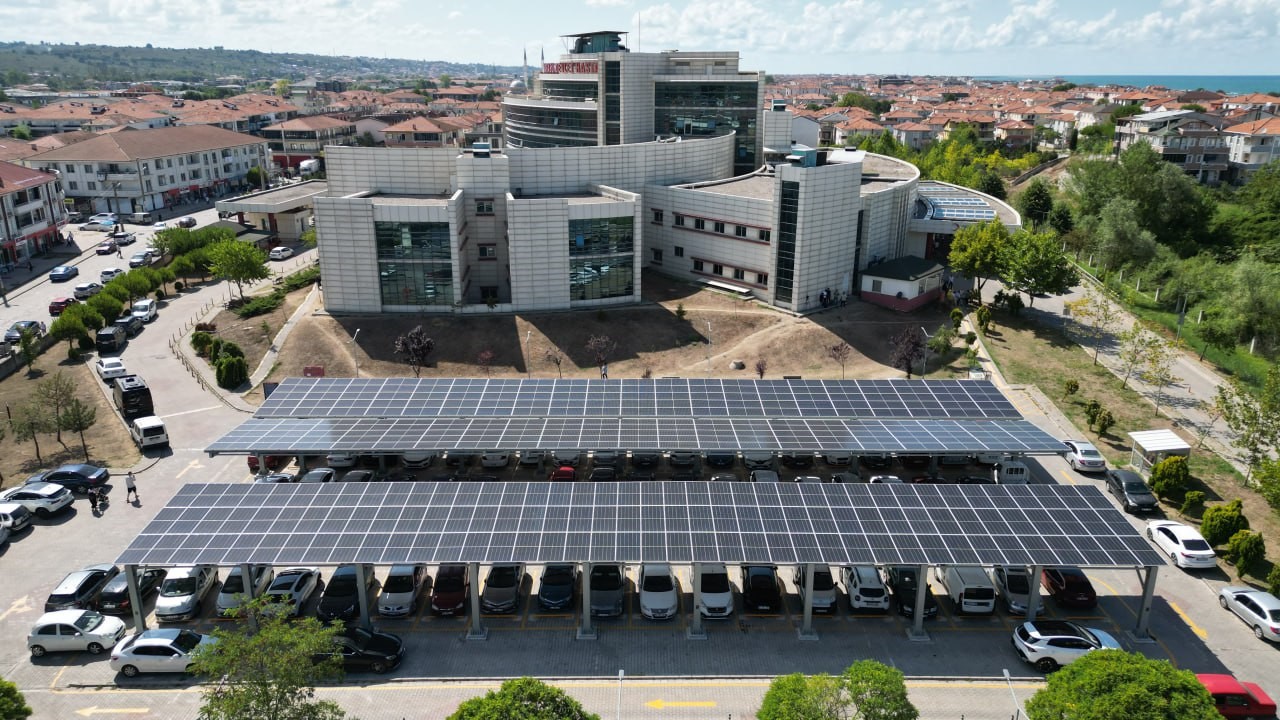 Bu hastane tükettiğinin iki katı enerji üretiyor
