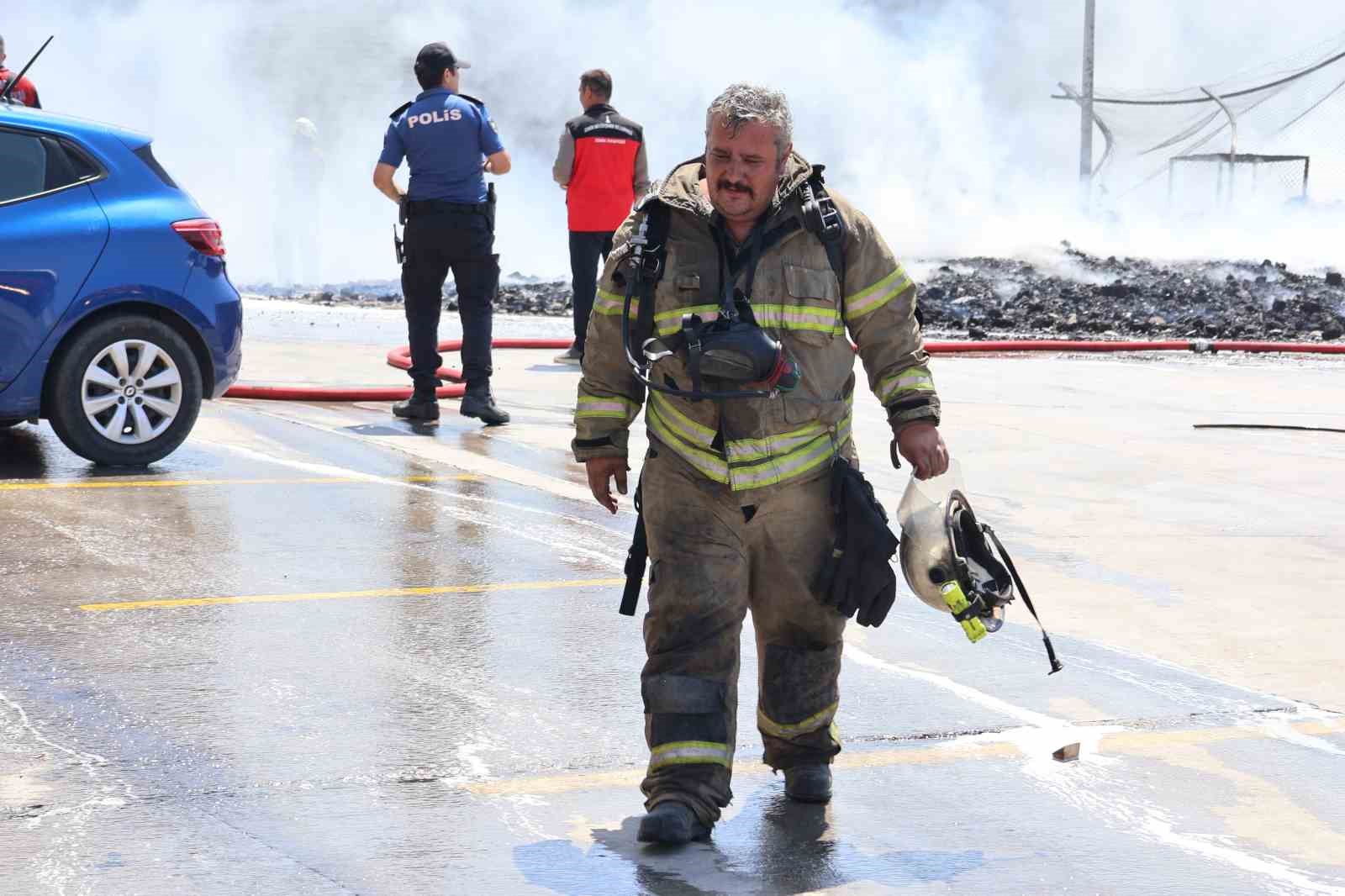 İzmir’deki yangında 3 fabrika, 5 araç zarar gördü
