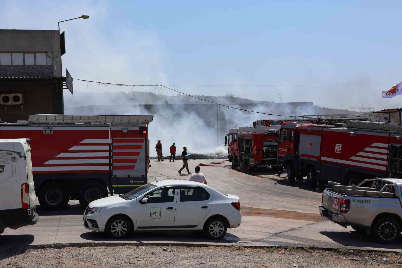 İzmir’deki yangında 3 fabrika, 5 araç zarar gördü
