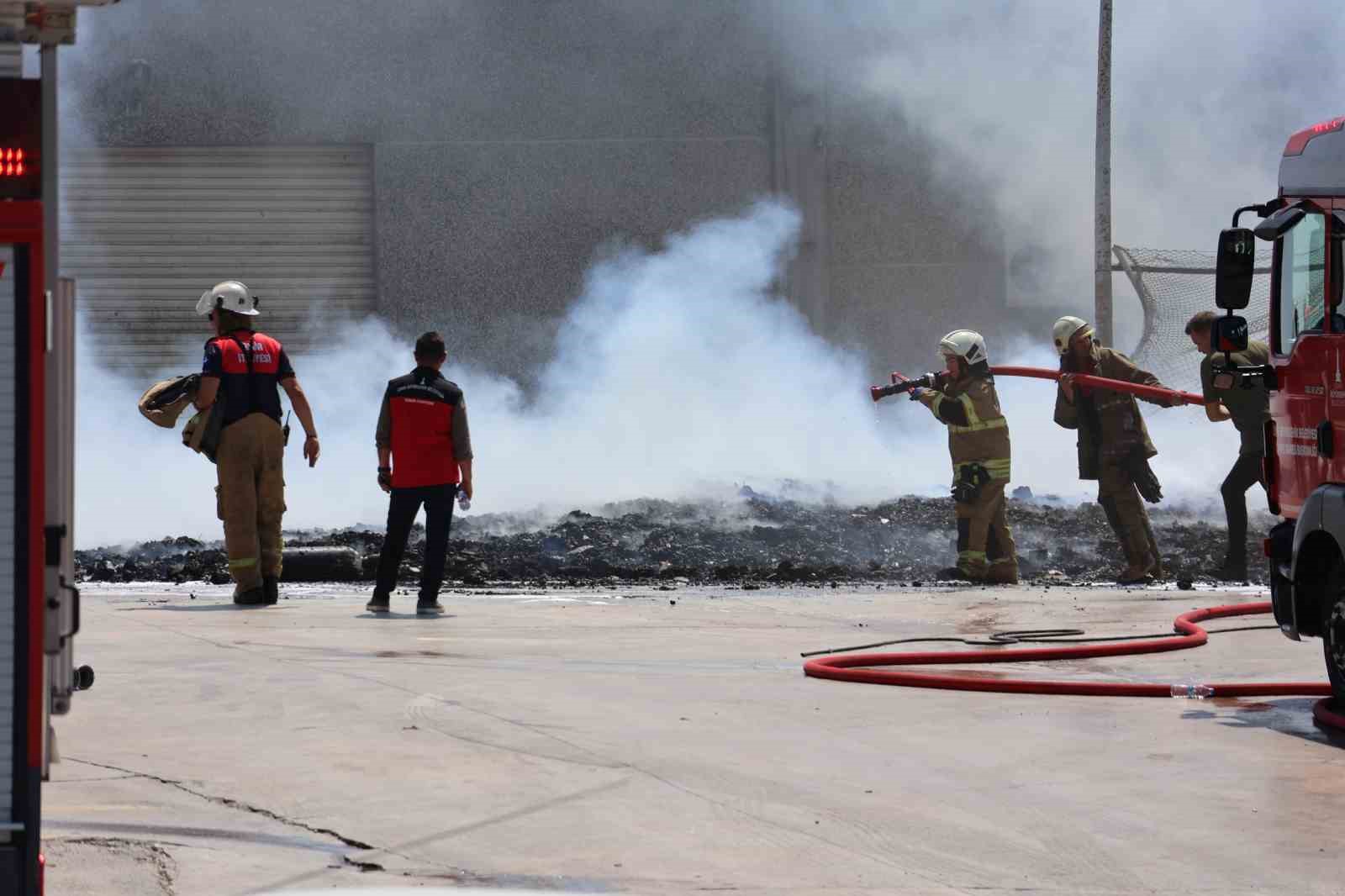 İzmir’deki yangında 3 fabrika, 5 araç zarar gördü
