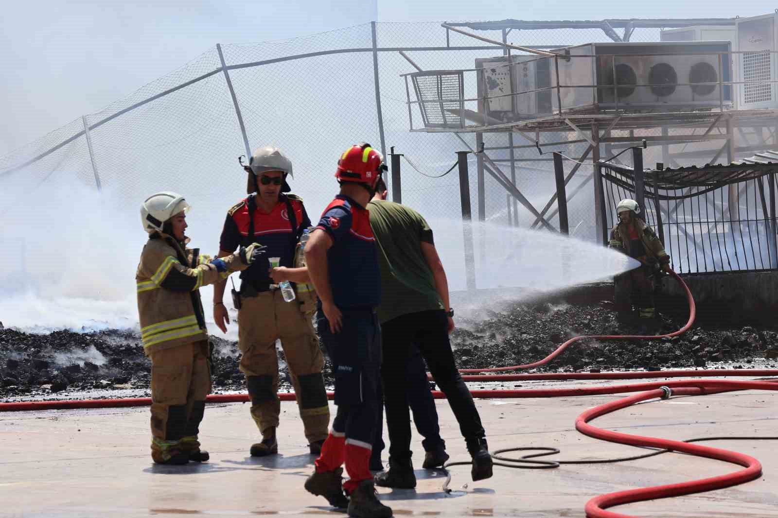 İzmir’deki yangında 3 fabrika, 5 araç zarar gördü
