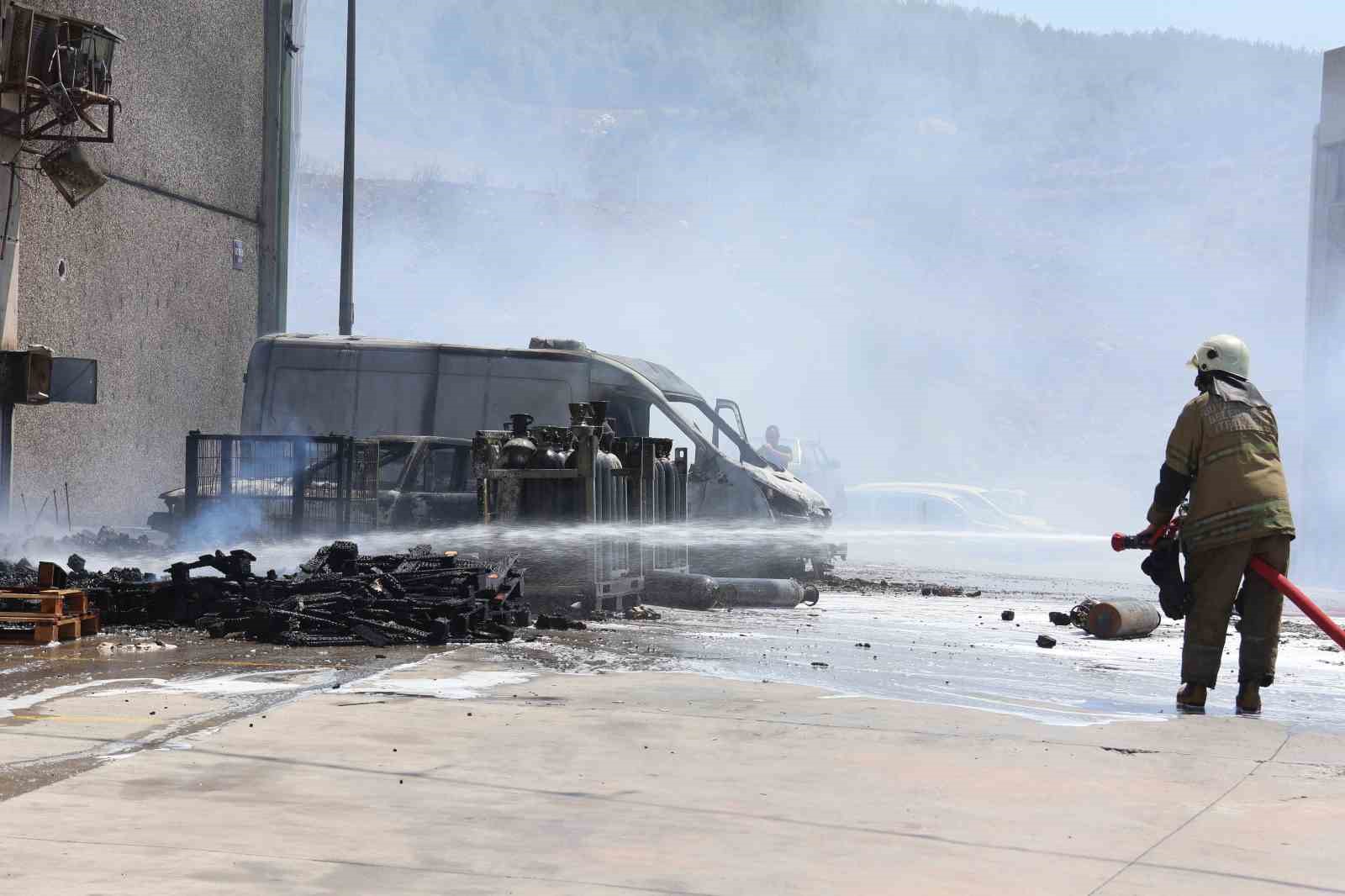 İzmir’deki yangında 3 fabrika, 5 araç zarar gördü
