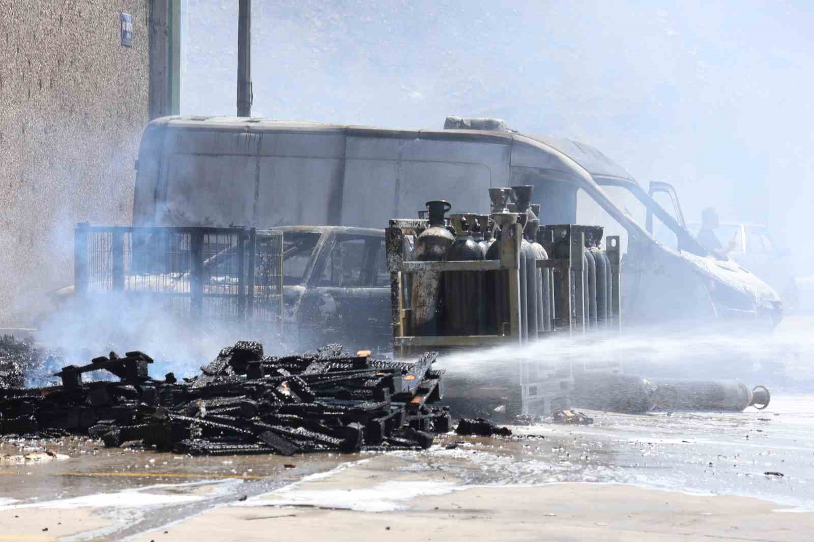 İzmir’deki yangında 3 fabrika, 5 araç zarar gördü
