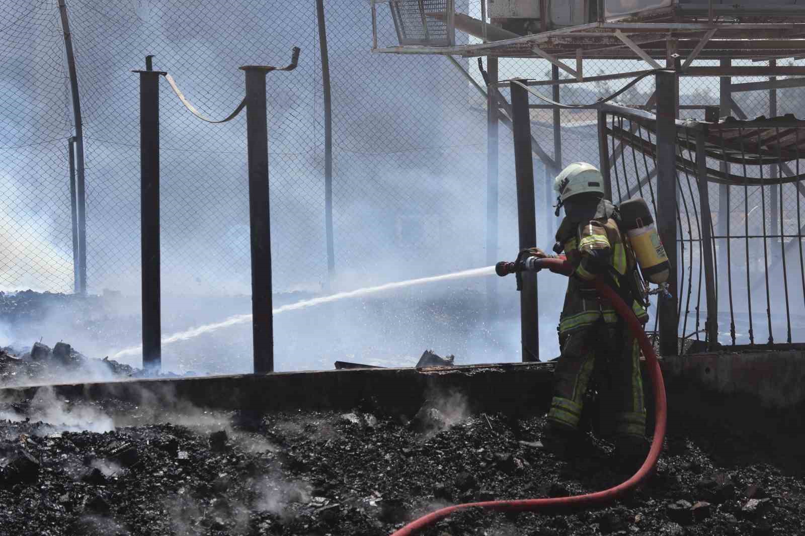 İzmir’deki yangında 3 fabrika, 5 araç zarar gördü
