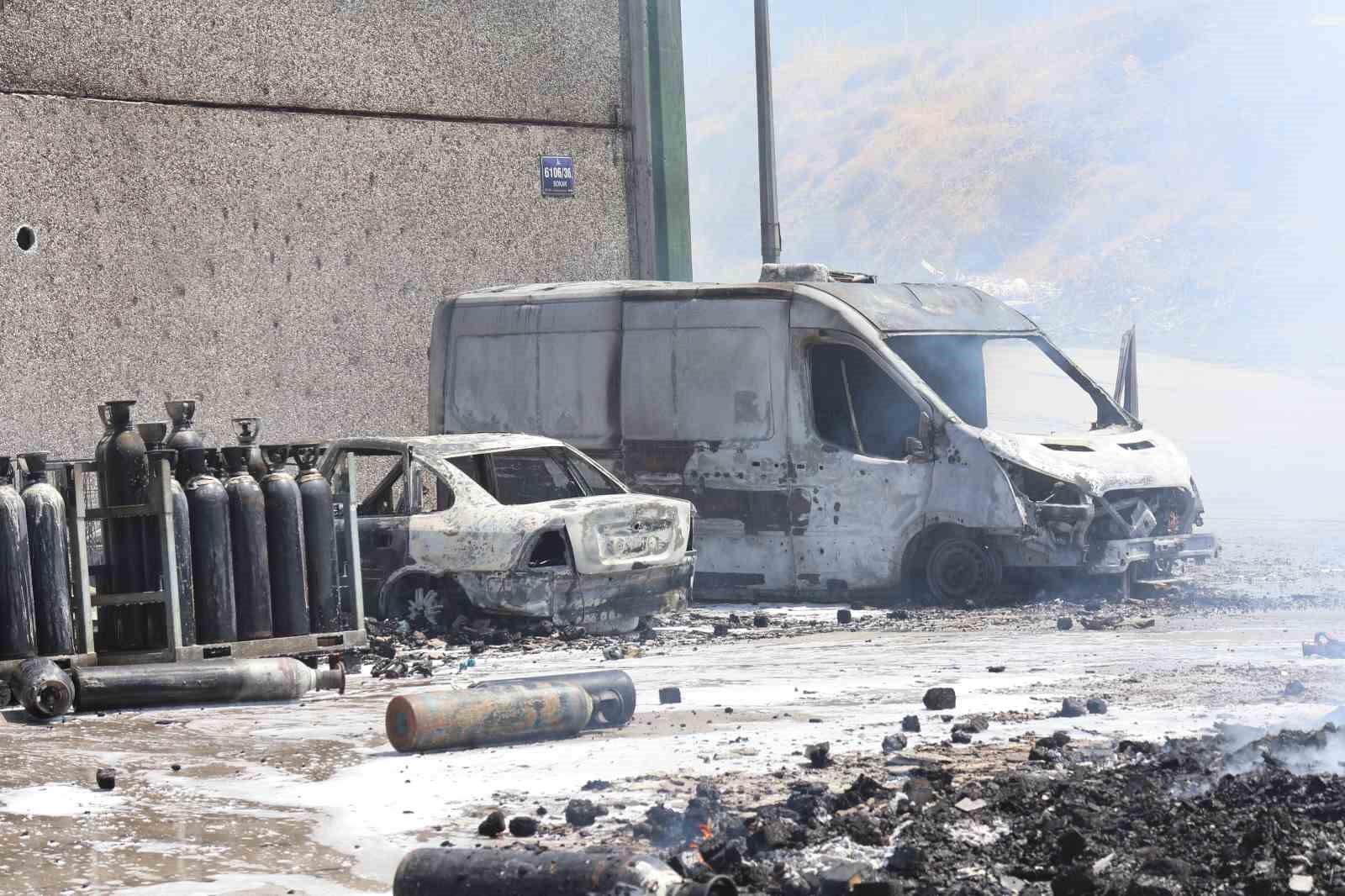 İzmir’deki yangında 3 fabrika, 5 araç zarar gördü
