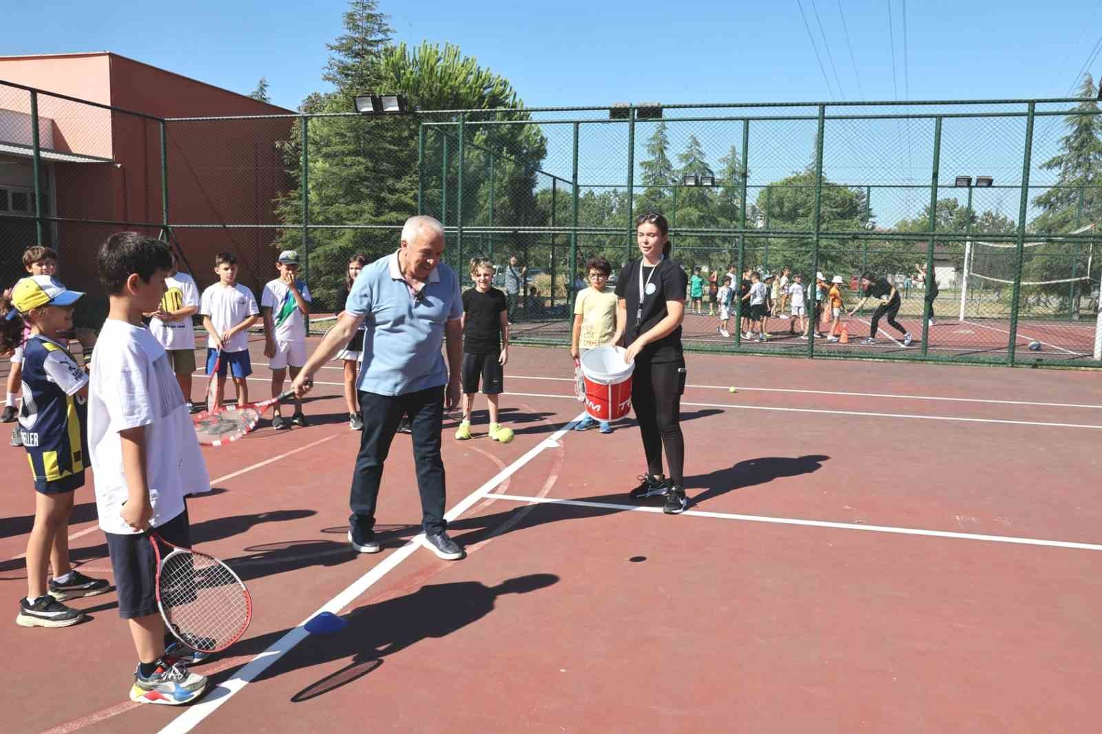 Başkan Şadi Özdemir, çocuklarla spor yaptı
