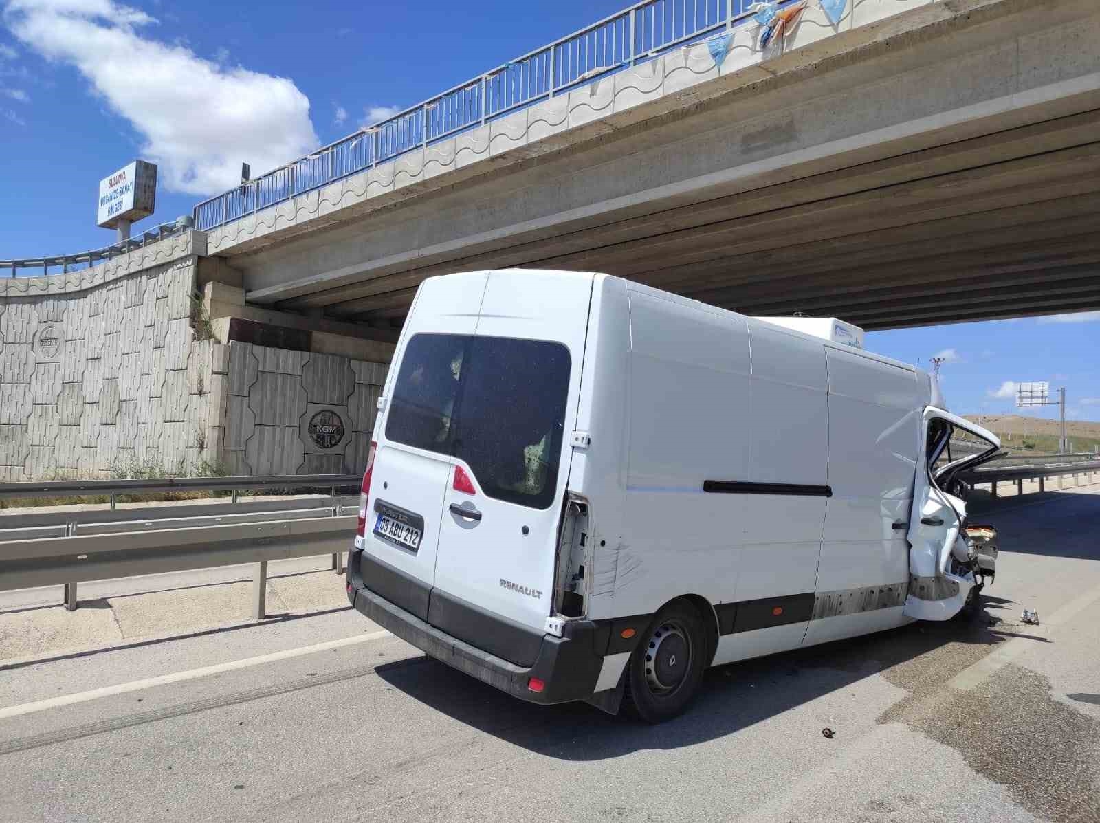 Traktör ile minibüs çarpıştı: 1 yaralı
