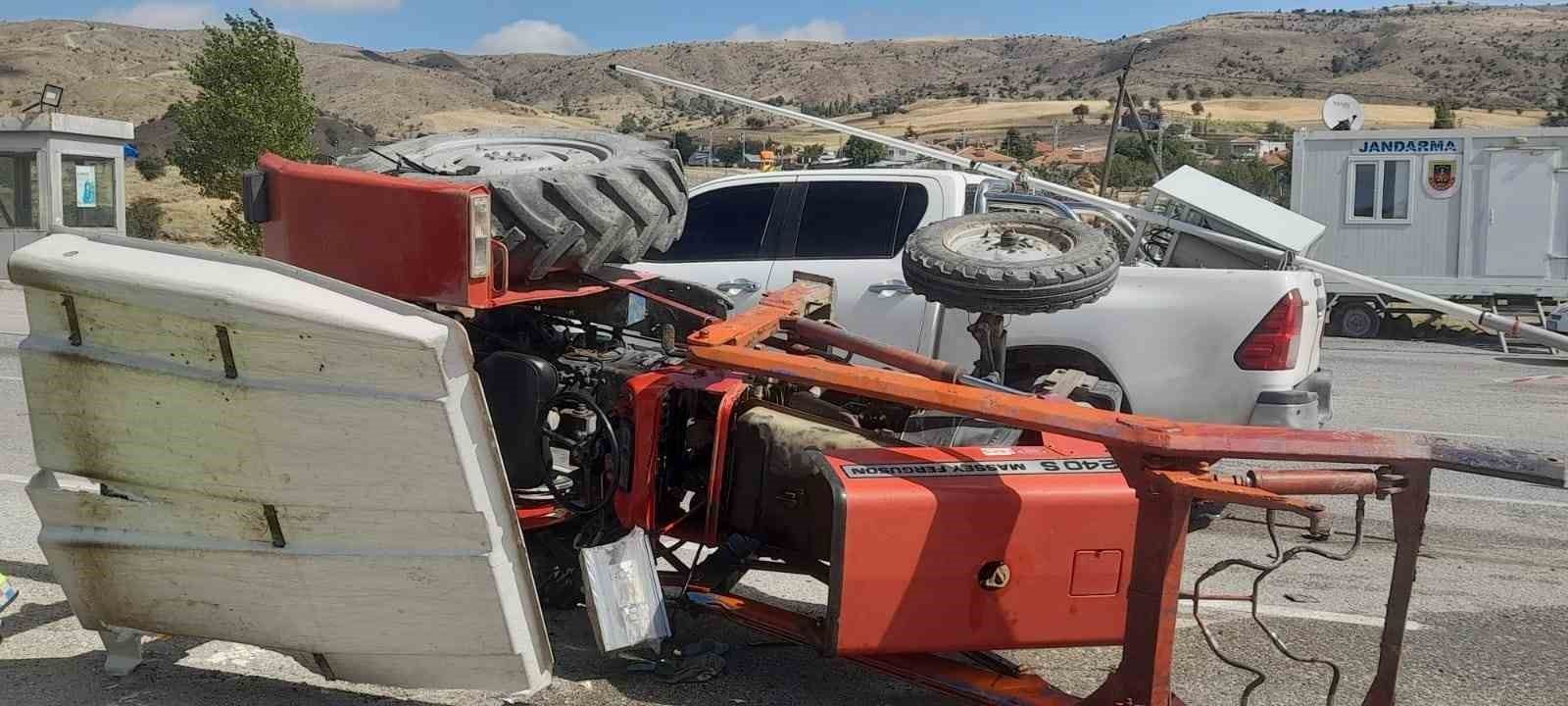 Ankara’da otomobil ile traktörün çarpıştığı 2 kişi yaralandı
